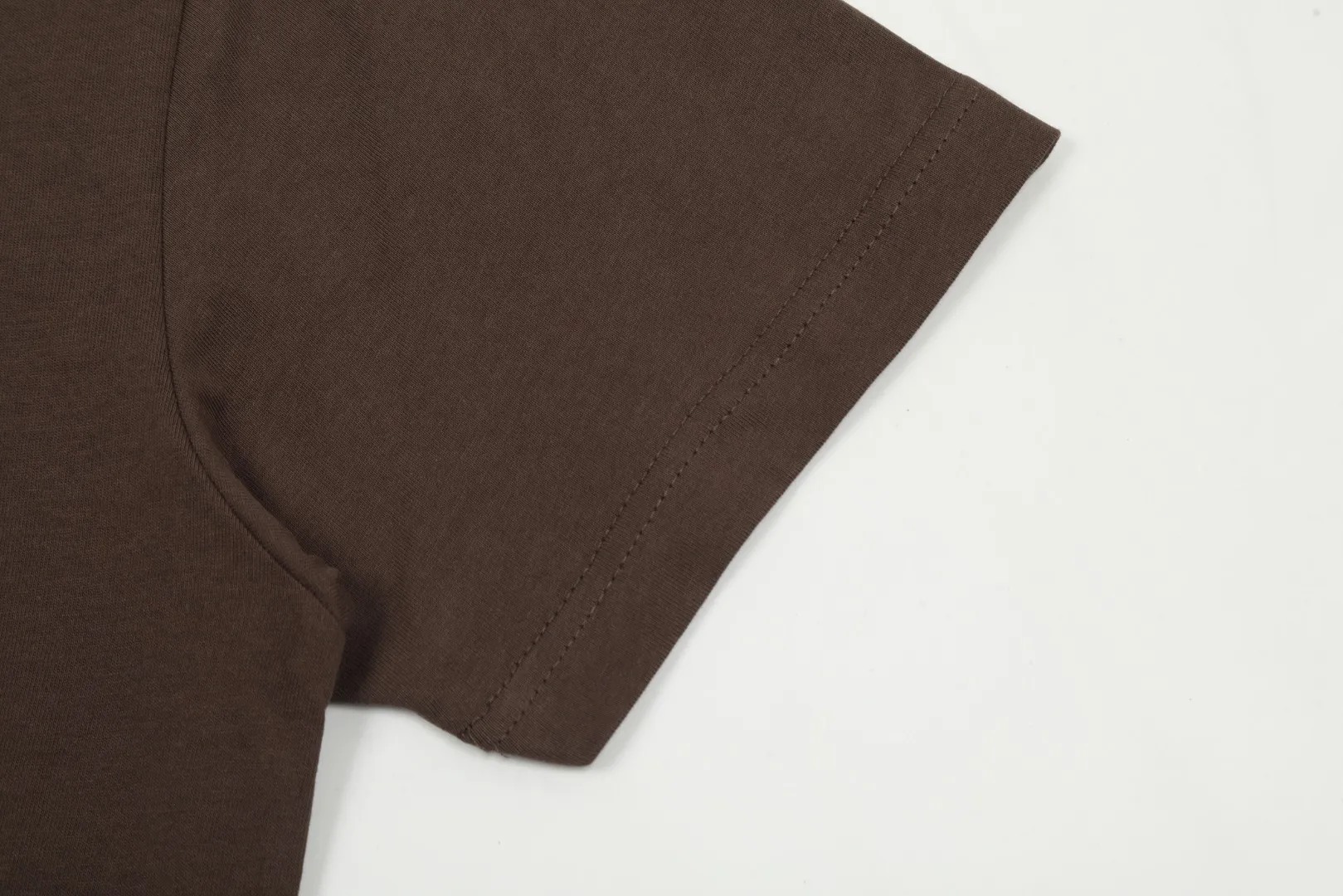 vivienne west wood Queen Mother West Jingdong Maillard color matching small label embroidered short-sleeved color matching high-end niche fashionable must-have matching style 2024 top hot style No need to say more details directly open the full range of correct accessories every detail is completely restored and directly filled up Size: XS-L Color: coffee apricot